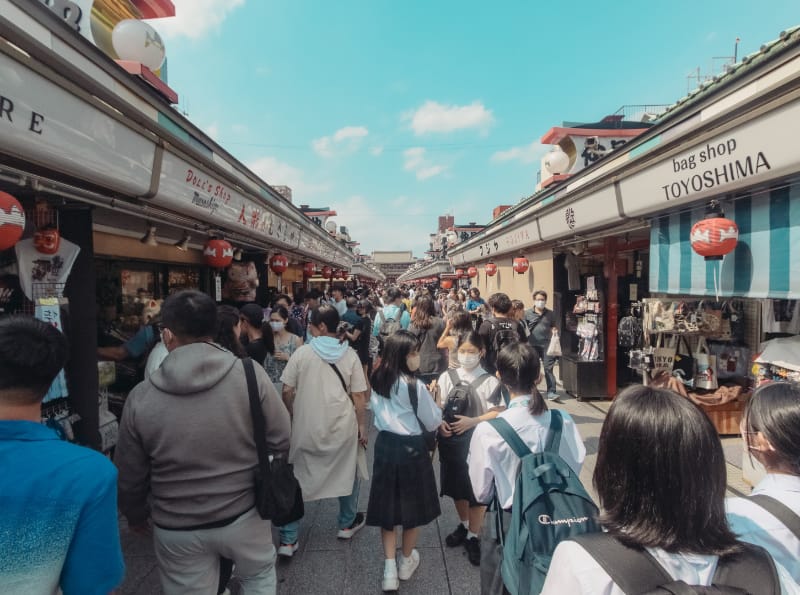 人满为患的浅草体验 人满为患的浅草体验(a snapshot of Asakusa during a peak period where there is a large crowd)