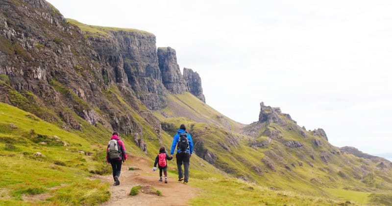 一家勇闯未知世界去探索 一家勇闯未知世界去探索(a family of three walking in Quiraing into unknown terrains)