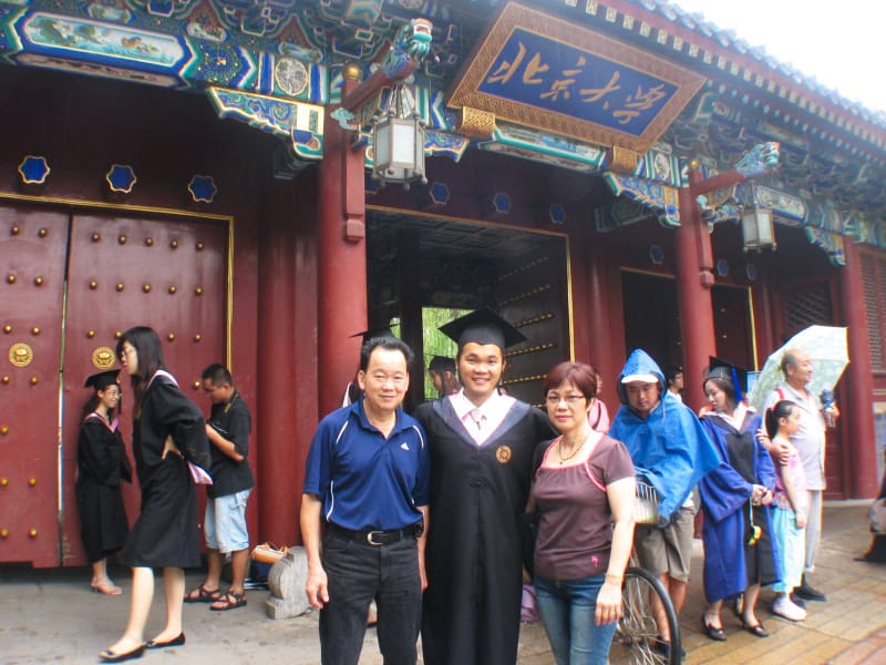 金刚爵北大毕业照 金刚爵北大毕业照(Graduation photo of Sir Chimp Kong and parents)