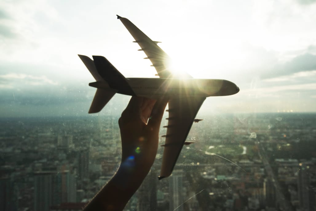 手握飞机准备远行 手握飞机准备远行(Hand holding a plane just like crafting a personal touring journey)
