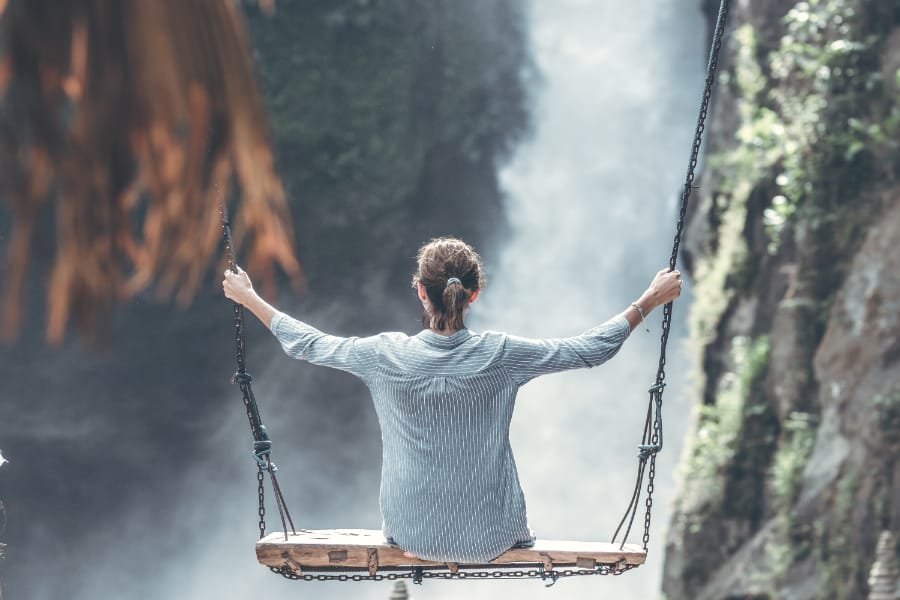 顺从内心,放下执着,随遇而安 顺从内心,放下执着,随遇而安(A person sitting on a swing facing a refreshing landscape in Bali)