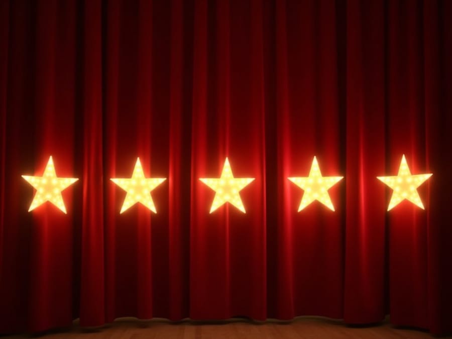 默契评分赛 默契评分赛 (四颗发光金黄色星星悬挂在深红色天鹅绒舞台帷幕后,营造出戏剧性的颁奖氛围。)