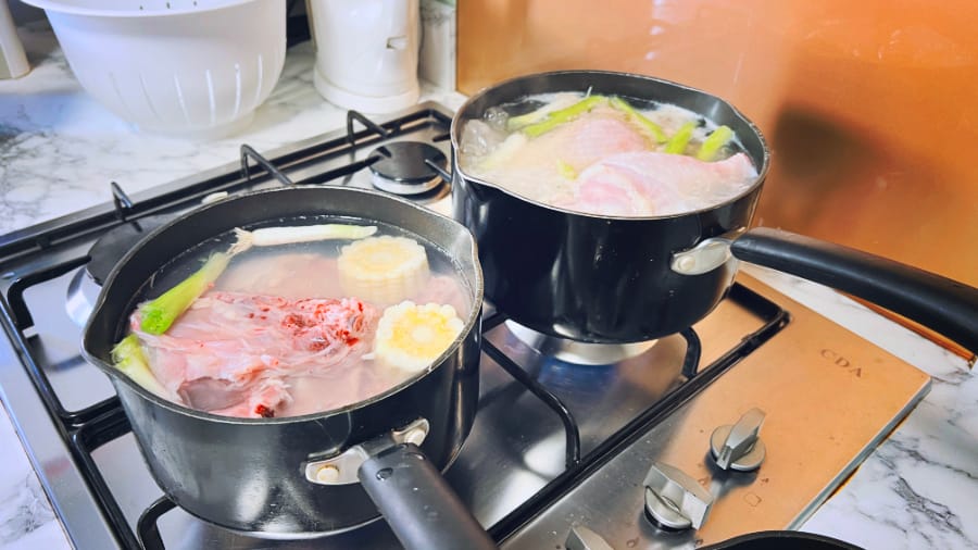 两锅美食进行中 (两锅同步，一锅熬鸡汤，一锅煮鸡油饭)