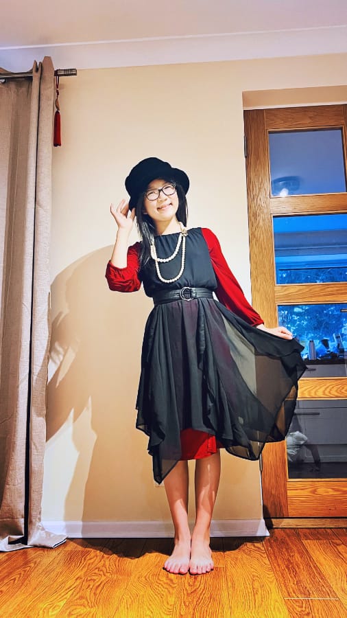 自家组合维多利亚装 自家组合维多利亚装 (一位长发小女孩穿着维多利亚风格服饰,站在明亮房间的木门前,展现俏皮与自信)