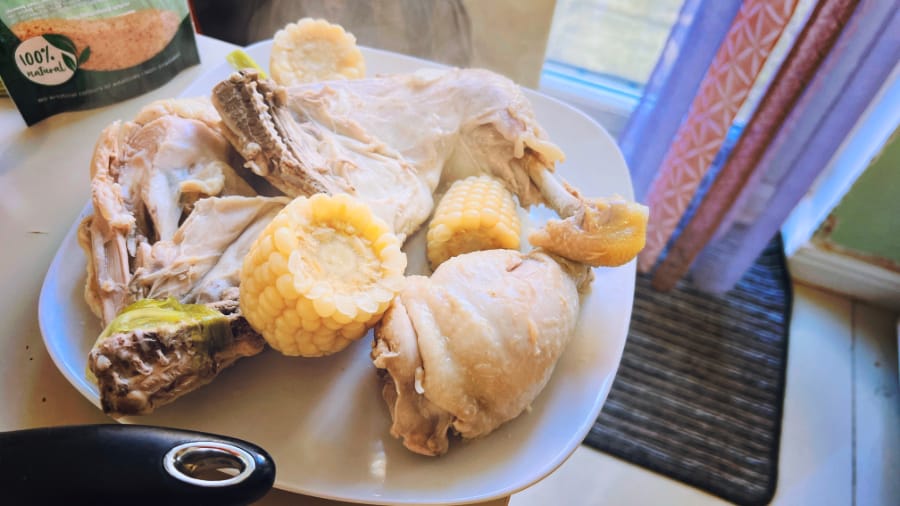 与新加坡友人复刻鸡饭记 (烹好的白斩鸡切开的模样)