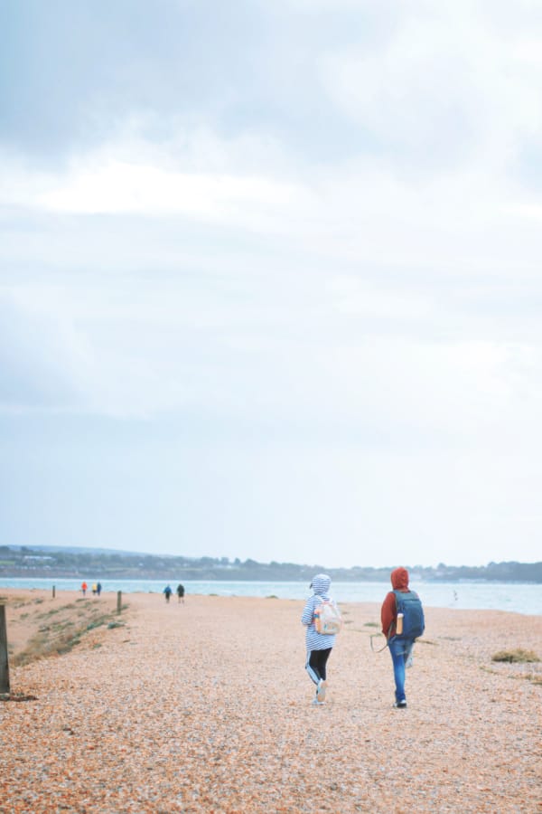 或许这个时期杯杯面需要的是另一种陪伴 或许这个时期杯杯面需要的是另一种陪伴 (两个人背对镜头在宁静的海滩上散步,天空布满云层,海浪轻拍岸边,气氛安静祥和)