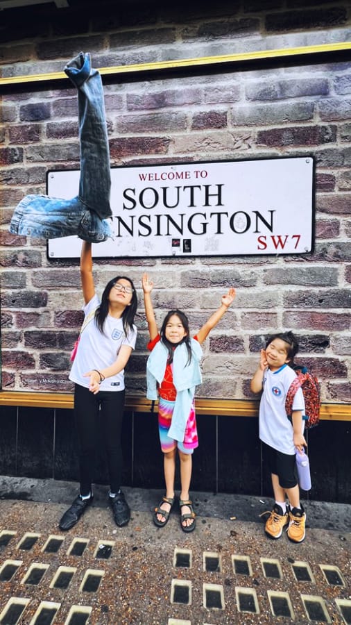 三宝乐观迷路中 三宝乐观迷路中 (三个女孩站在写有“WELCOME TO SOUTH KENSINGTON SW7”的砖墙前,摆出欢快姿势)